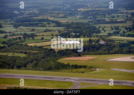 Emirates Airbus A380 l'atterraggio all'Aeroporto Internazionale di Manchester fotografia aerea Foto Stock