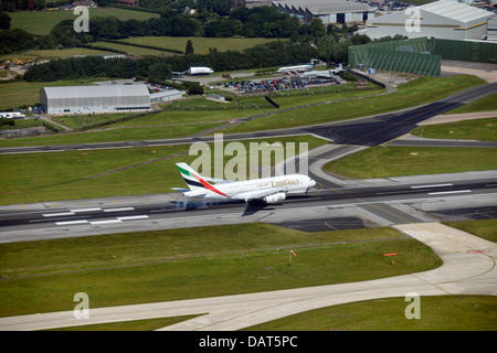 Emirates Airbus A380 l'atterraggio all'Aeroporto Internazionale di Manchester fotografia aerea Foto Stock