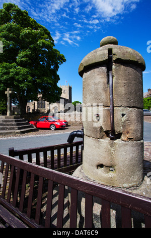 Vecchia Pompa acqua con croce di mercato e Chiesa dietro a Askrigg Wensleydale Yorkshire Dales Inghilterra Foto Stock