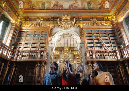 Le persone che visitano Università di Coimbra del XVIII secolo in stile barocco Biblioteca Biblioteca Joanina a Coimbra, Portogallo Foto Stock