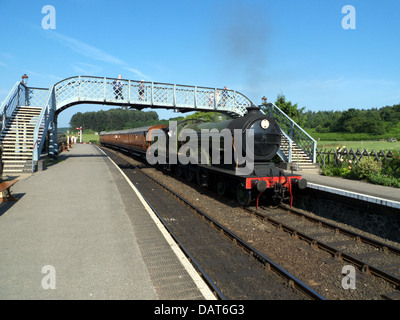 B12 motore alaggio Quad-Articulated set di 4 pullman tirando in alla stazione Weybourne en route a Holt da sheringham, Norfolk. Foto Stock