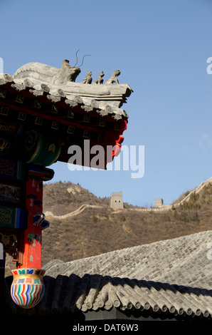 Cina, Provincia di Ji, Tianjin. La Grande Muraglia della Cina. Dettaglio del tempio con grande parete a distanza. Un sito Patrimonio Mondiale dell'UNESCO. Foto Stock