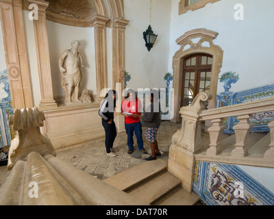 Gruppo di multi etnico in studenti Il Colégio de São Jerónimo presso l Università di Coimbra, Coimbra, Portogallo Foto Stock