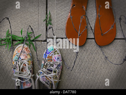 Due paia di scarpe faccia a faccia: prigioniera flip-flop e scarpe di libertà (coperto con timbri). Il filo spinato che li separa Foto Stock