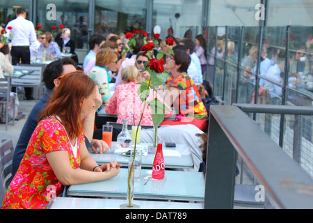 I clienti in seduta la fantasia del ristorante panoramico al sesto piano del Centre George Pompidou (museo di arte moderna), Paris Foto Stock