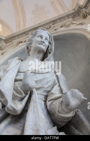 Antica statua di un'anziana donna in una chiesa italiana vicino a Torino, Nord Italia Foto Stock