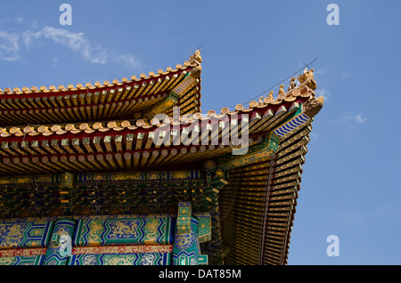 Cina, Pechino, Città Proibita (aka Zijin Cheng). Ornato di Temple Gate, architettonico dettaglio del tetto. Foto Stock