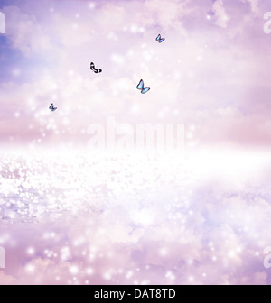 Farfalle blu su un lago di fantasia nel crepuscolo Foto Stock