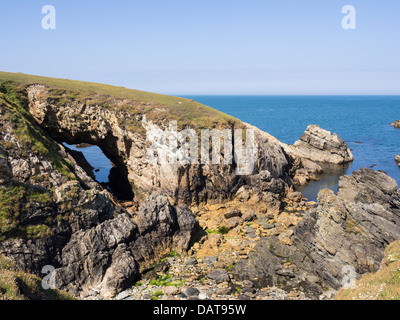 Bwa Du Black Arch formazione rocciosa naturale sull'Isola di Anglesey sentiero costiero su seacliffs Rhoscolyn Isola Santa Anglesey Wales UK Foto Stock