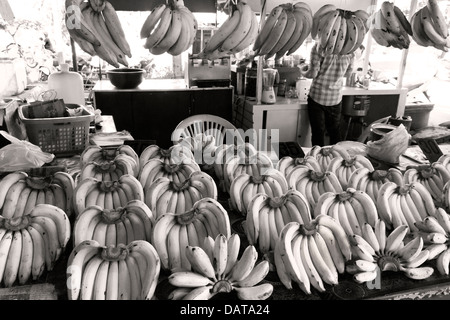 Le banane per la vendita al mercato bagnato in Thailandia. Foto Stock