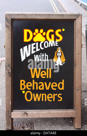 Segno umoristico ad una pet-friendly pub a Cromer, Norfolk, Inghilterra, Regno Unito Foto Stock