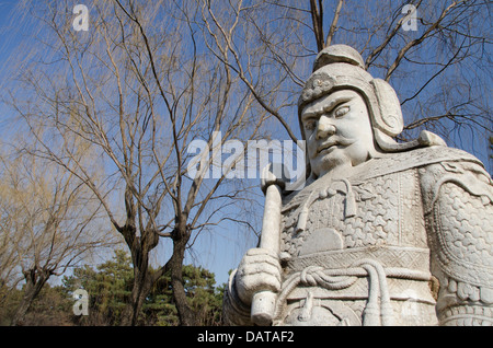 Cina, Pechino. Changling Via Sacra. Il XIV secolo la dinastia Ming riccamente intagliato guerriero statua statua in costume tradizionale. Foto Stock