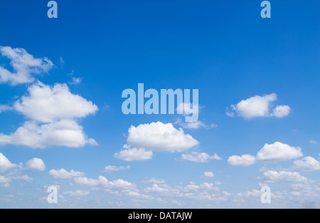 Bianchi e soffici nuvole nel cielo blu Foto Stock