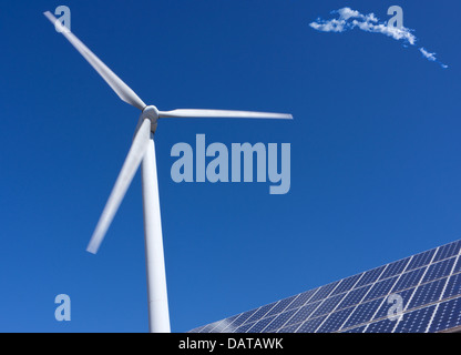 I pannelli solari e la turbina eolica contro il cielo blu Foto Stock