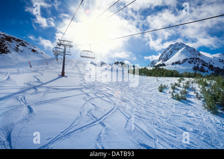 Impianti di risalita con sedi di andare oltre la montagna e percorsi da sci e snowboard Foto Stock