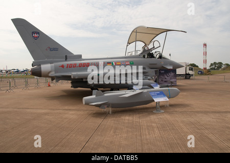 MBDA Storm Shadow visualizzato nella parte anteriore di Eurofighter Typhoon jet da combattimento al Royal International Air Tattoo (RIAT) Fairford 2011 Foto Stock