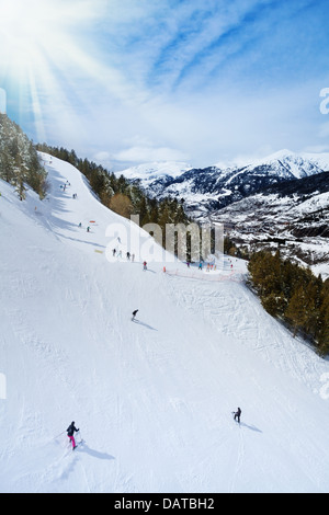 Stazione sciistica di Andorra con gli sciatori lo scorrimento verso il basso della pendenza Foto Stock