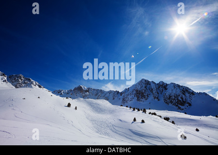 Paesaggio di montagna nelle montagne dei Pirenei con percorsi da sciatori di freestyle Foto Stock