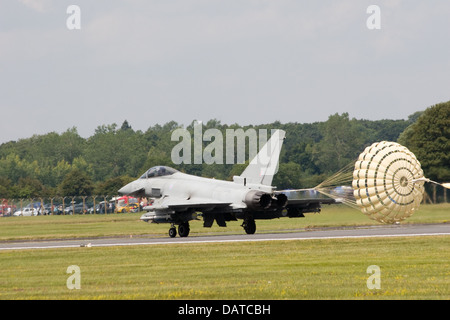 RAF Eurofighter Typhoon torrenti il suo paracadute freno dopo lo sbarco a Royal International Air Tattoo (RIAT) Fairford 2011 Foto Stock