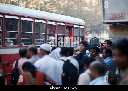 La gente nelle ore di punta di salire a bordo di un autobus in Mumbai, India Foto Stock