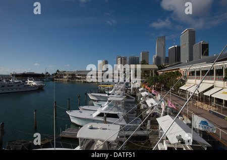 La pesca Noleggio barche Bayside Marketplace MARINA skyline del centro di Miami, Florida, Stati Uniti d'America Foto Stock
