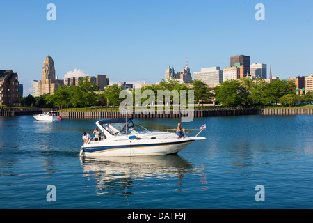 Erie Basin Marina sul Lago Erie con la città di Buffalo skyline in background Foto Stock