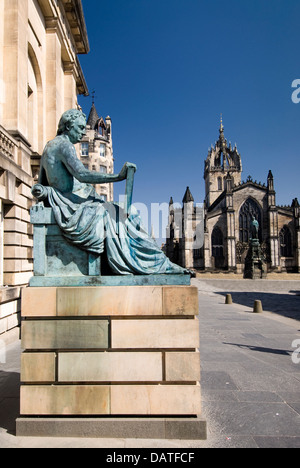 David Hume statua con la cattedrale di St. Giles sul Royal Mile di Edimburgo, Scozia, Regno Unito Foto Stock