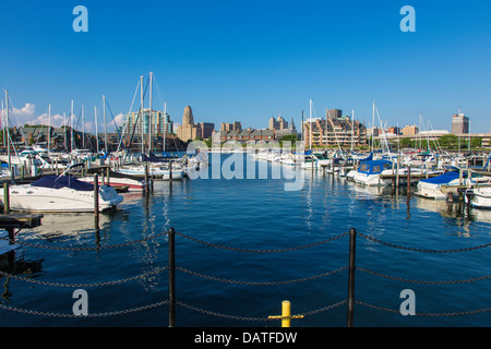 Erie Basin Marina sul Lago Erie con la città di Buffalo skyline in background Foto Stock