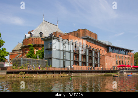 Il Royal Shakespeare Theatre di Stratford dal fiume Avon Foto Stock