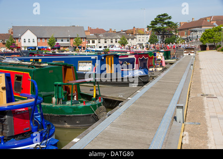 Strette barche ormeggiate nel bacino Bancroft, Stratford upon Avon Foto Stock