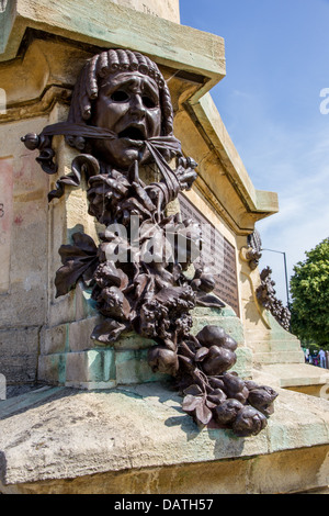 Dettaglio di bronzo sul William Shakespeare statua in Bancroft giardini, Stratford Upon Avon. Foto Stock