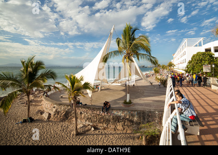 Vista dal ponte pedonale del nuovo 'malecon' in Puerto Vallarta, Jalisco, Messico. Foto Stock