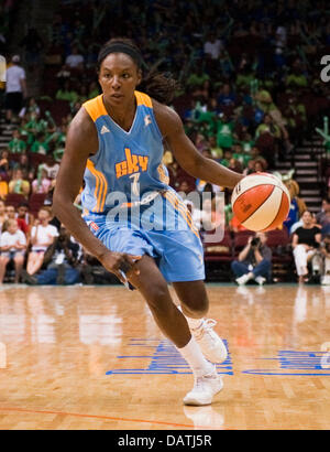 Newark, New Jersey, USA. 18 Luglio, 2013. 18 luglio 2013: Sky la guardia Eshaya Murphy (7) penetra per il cestello nella seconda metà durante WNBA azione a Prudential Center a Newark, New Jersey tra il New York Liberty e il Chicago Sky. Il Chicago Sky sconfitto il New York Liberty 74-53. © csm/Alamy Live News Foto Stock