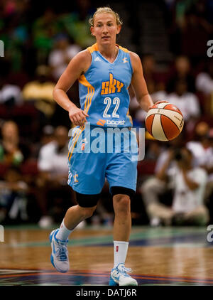 Newark, New Jersey, USA. 18 Luglio, 2013. 18 luglio 2013: Sky la guardia Courtney Vandrsloot (22) porta la sfera verso il basso corte nella seconda metà durante WNBA azione a Prudential Center a Newark, New Jersey tra il New York Liberty e il Chicago Sky. Il Chicago Sky sconfitto il New York Liberty 74-53. © csm/Alamy Live News Foto Stock