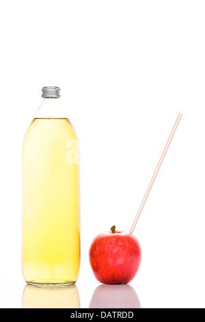 Il succo di mela in una bottiglia di vetro e apple con paglia Foto Stock