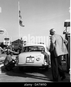 Trasporti / trasporto, auto, veicoli varianti, Borgward Isabella, in piedi alla stazione di benzina, Germania, anni 50, , diritti aggiuntivi-clearences-non disponibile Foto Stock