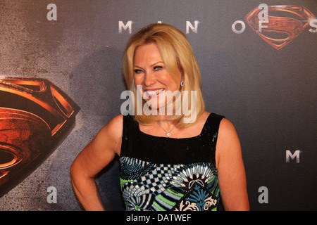 La televisione australiana di personalità Kennerley Kerri-Anne arriva sul tappeto rosso per la premiere australiana di uomo di acciaio. Foto Stock