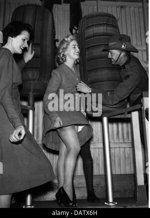 Militare, Australia, esercito, tempo libero, NCO del 17 ° Battaglione del nuovo Galles del Sud divertirsi con la compagnia femminile al funfair di Coney Island, Sidney, circa 1940, Additional-Rights-Clearences-non disponibile Foto Stock