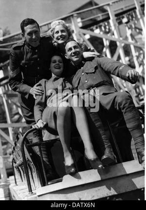 Militare, Australia, esercito, tempo libero, NCO del 17 ° Battaglione del nuovo Galles del Sud godendo di compagnia femminile al funfair di Coney Island, Sidney, circa 1940, , Additional-Rights-Clearences-non disponibile Foto Stock