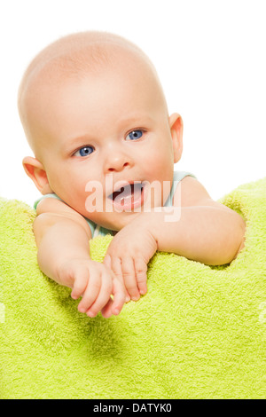 Stanco, sbadigli e felice piccolo grazioso baby boy close-up verticale Foto Stock