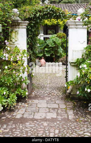 Ingresso ad un cortile giardino interno Hacienda Cusin, un edificio restaurato del XVII secolo estate nelle Ande, ora un piccolo inn Foto Stock