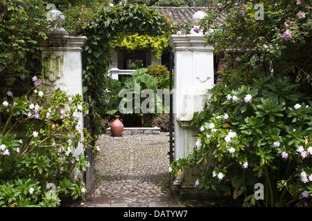 Ingresso ad un cortile giardino interno Hacienda Cusin, un edificio restaurato del XVII secolo estate nelle Ande, ora un piccolo inn Foto Stock