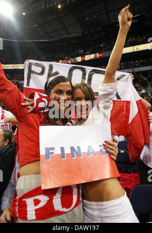 Ventole polacco il tifo per la loro squadra durante il 2007 Pallamano Campionato Mondiale semifinale partita Danimarca vs Polonia in Amburgo Germania, giovedì 01 febbraio 2007. Foto: Kay Nietfeld Foto Stock