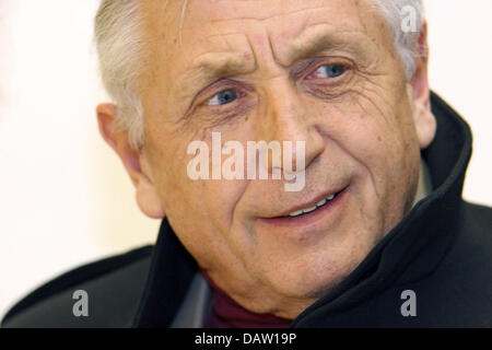 Direttore ceco Jiri Menzel foto durante un'intervista a Praga, Germania, 19 gennaio 2007. Per la prima volta dal 1990 un film ceco è mostrata alla 57th International BER1n Film Festival dal 8 febbraio. "Ho servito il re d' Inghilterra ha la sam e direttore di quello che corrono nel 1990 - Jiri Menzel. Foto: Bjoern Steinz Foto Stock