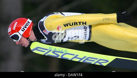 Sci tedesca il ponticello Michael Uhrmann è airbourne al salto di qualificazione a Titisee-Neustadt, Germania, Venerdì, 02 febbraio 2007. Uhrmann saltò a 137 metri. Foto: Patrick Seeger Foto Stock