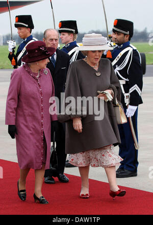 La Gran Bretagna è la Regina Elisabetta II (L) e il Duca di Edimburgo sono accolti dalla Regina Beatrice dei Paesi Bassi che arrivano all'aeroporto di Rotterdam, Paesi Bassi, 05 febbraio 2007. Foto: Nieboer.NETHERLANDS fuori Foto Stock