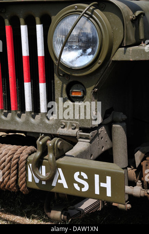 American jeep. 'ASH' - mobile army Surgical Hospital. Guerra e Pace Rinascita, luglio 2013. Folkestone Racecourse, Kent, Inghilterra Foto Stock