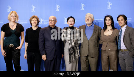 Berlinale Film Festival membro della giuria danese Molly Malene Stensgaard, noi attore americano Willem Dafoe, giuria-presidente noi regista americano Paul Schrader, il produttore cinese Nansun Shi, attore tedesco Mario Adorf, attrice palestinese Hiam Abbass e attore messicano Gael Garcia Bernal (L-R) sono illustrati nel corso di una chiamata foto di Berlino in Germania, giovedì, 08 febbraio 2007. Complessivamente circa 400 f Foto Stock