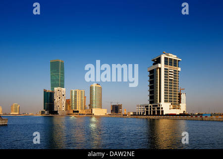 Nuovi sviluppi in Business Bay, Dubai includono il formaggio svizzero edificio e U Bora Foto Stock