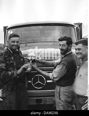 Geografia / viaggio, Congo, rivolta di Simba 1964 - 1965, mercenari scherzando con un cranio e una bottiglia di birra, dicembre 1964, Additional-Rights-Clearences-Not Available Foto Stock